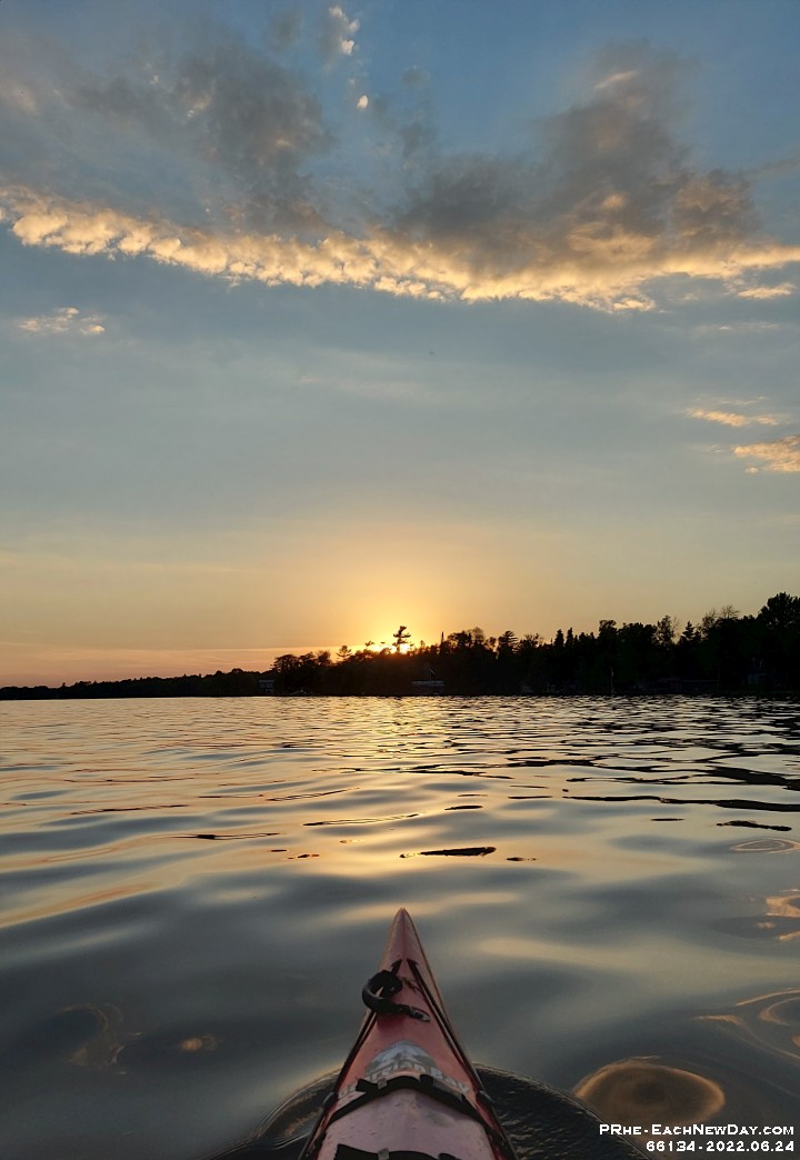 66134RoCrLeNrUsm - Sunset paddle with Lynn - Nick at the cottage